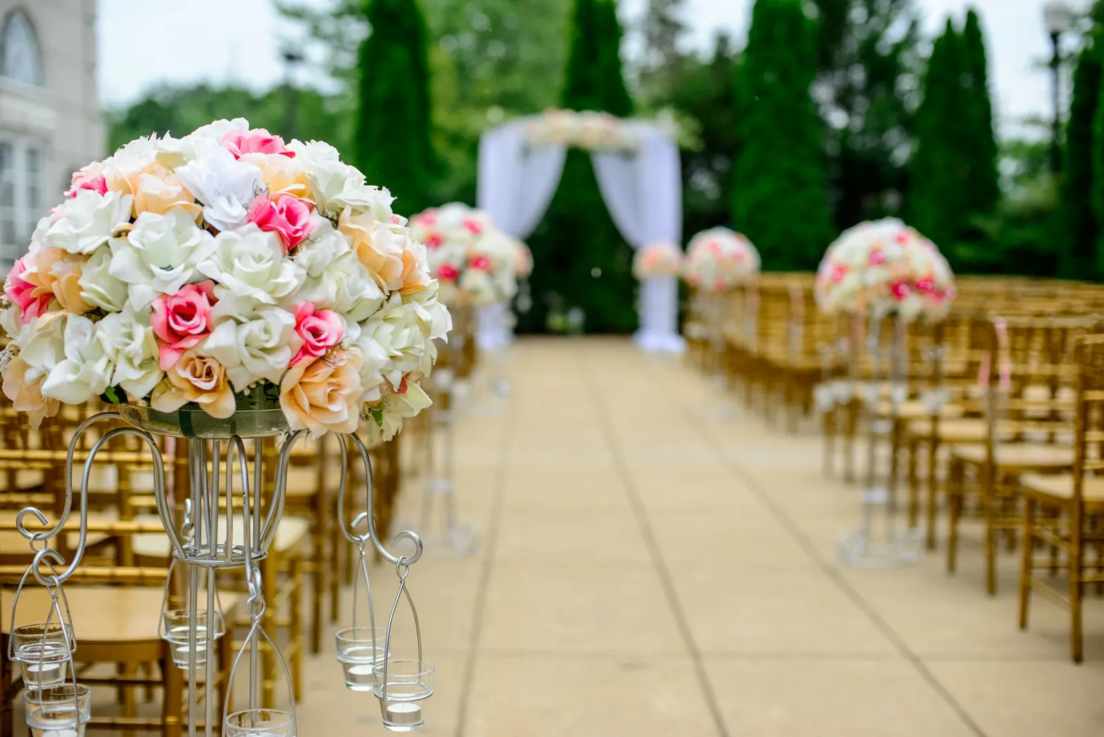 Allée de cérémonie bordée de compositions florales