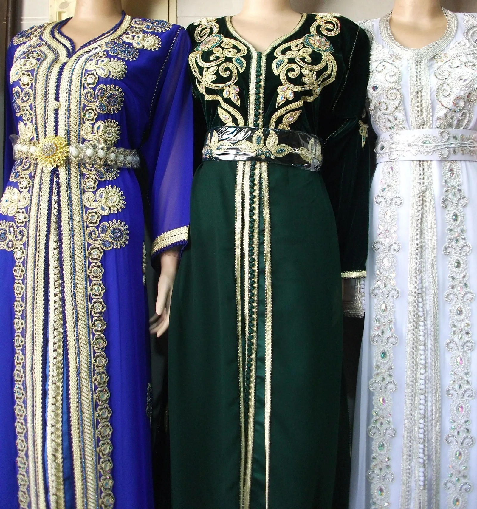 Takchitas brodées bleue, émeraude et blanche